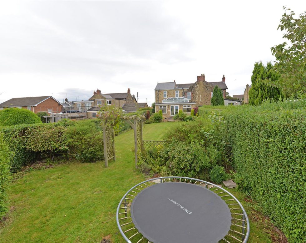 Ravensworth Avenue, Eighton Banks